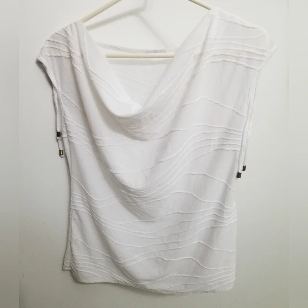 EUC textured white blouse that clicks - Picture 1 of 3
